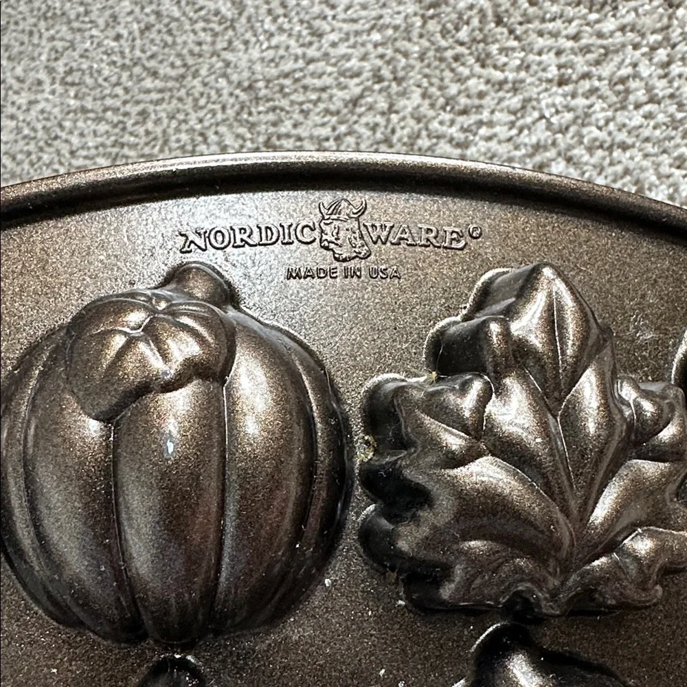 Nordic Ware Autumn Cakelet Pan